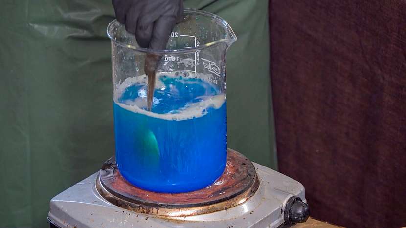 Rozpusťte skalici modrou v destilované vodě