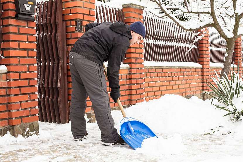 Za chodník k domu odpovídá jeho vlastník. Což může být také obec, ale často tomu tak není. Nejčastěji to bývá soukromý majitel, firma nebo instituce, SVJ nebo bytové družstvo.