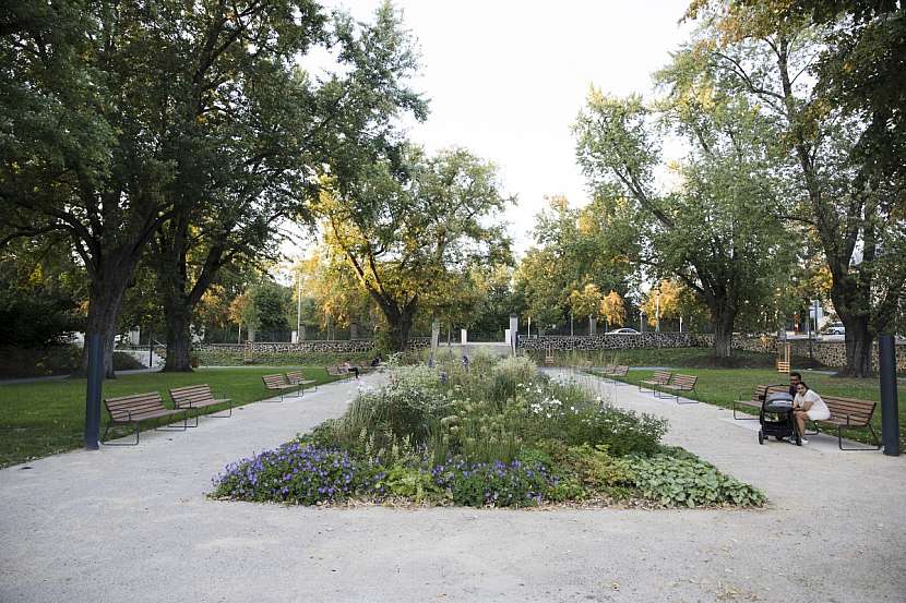 Centrem Husova parku prochází trvalkové záhony lemované promenádou s lavičkami.