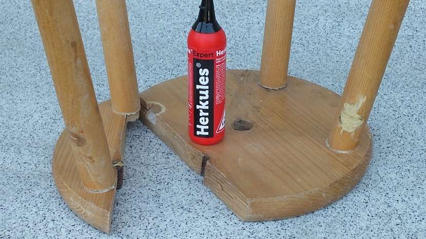 Oprava dřevěné židle: plochu sedáku a vlepení nohy opravíme najednou