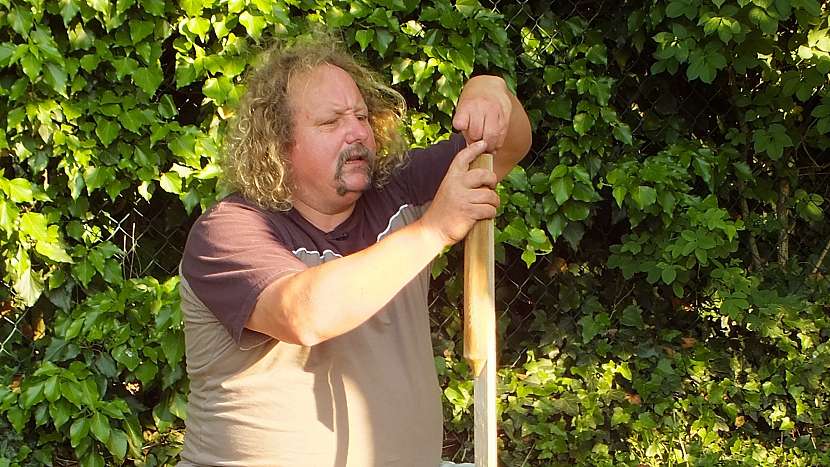 Bylinkový šnek: doprostřed budoucího šneka zatlučeme laťku