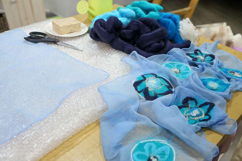 Nunofilcování: Výtvarná textilní technika, zvaná také tkaninové plstění