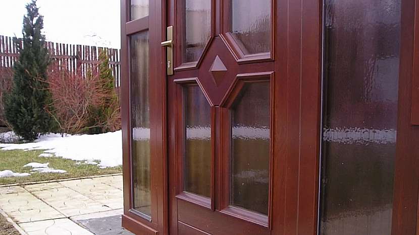 Prosklený portál vstupních dveří s atypickými okny