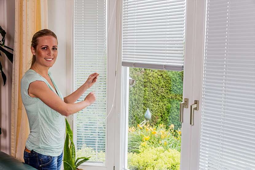 Zastínění oken pomocí žaluzií je jednou z  možností, jak si doma udělat útulnou pohodu (Zdroj: depositphotos.com)