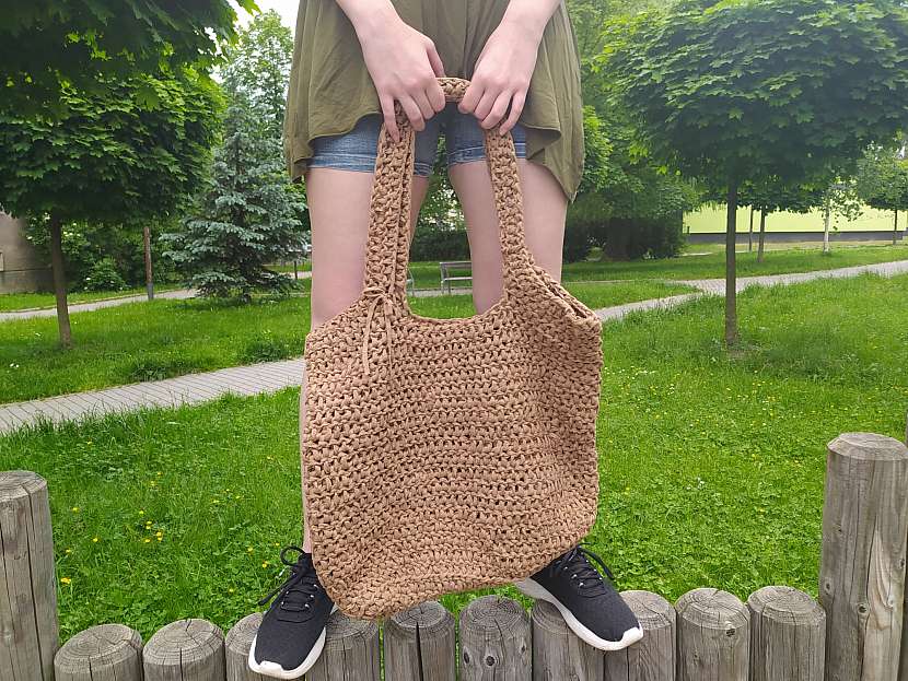 Háčkovaná Tote bag taška je velice stylová, ale i praktická. Vleze se vám do ní i pořádný nákup. Nosit ji však můžete i místo kabelky. Uháčkujte si ji s námi (Zdroj: Adriana Dosedělová)