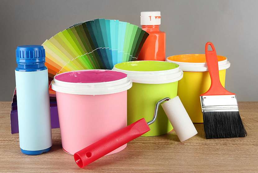 Moderní barvy v obývacím pokoji nesmí chybět (Zdroj: Depositphotos.com)