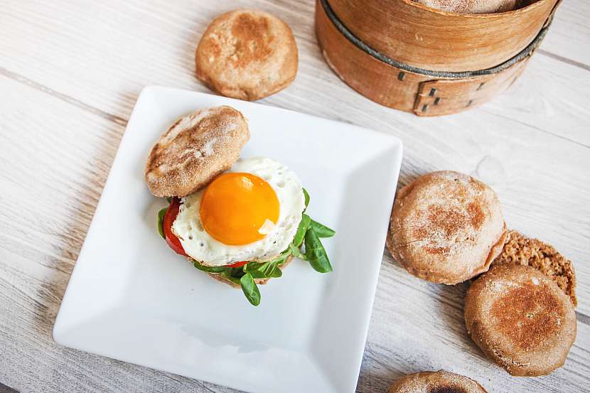 Anglické muffiny můžete naplnit slaninou a vejcem nebo třeba zeleninovou pomazánkou