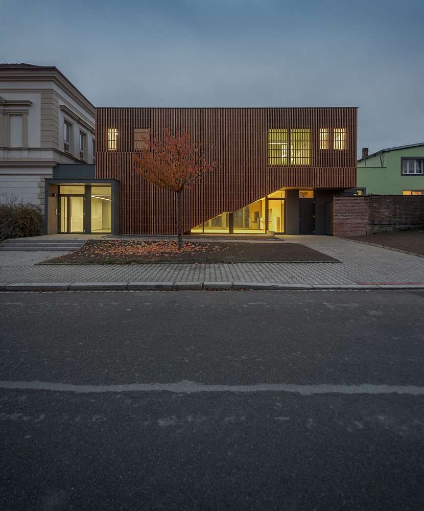 PŘÍSTAVBA ŠKOLNÍ DRUŽINY PLZEŇ-ÚJEZDprojectstudio8Autoři: Ing.arch. Bohuslav Strejc, Ing. Jiří Korelus, Ing. Ondřej JanoutFoto: Matěj Hošek.