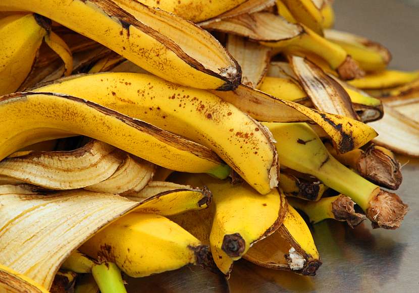 Hromada slupek od banánů