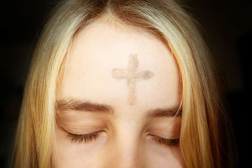 O Popeleční středě maluje kněz křížek na čelo (Zdroj: Depositphotos (https://cz.depositphotos.com))