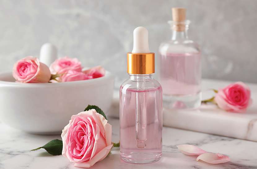 Vyrobte si originální parfém s vůní růže (Zdroj: Depositphotos (https://cz.depositphotos.com))