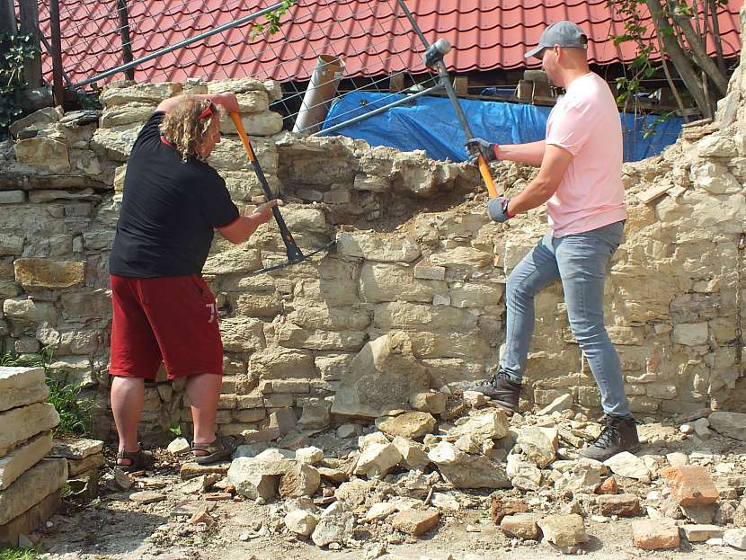 stavební materiál na zídku z kamenů