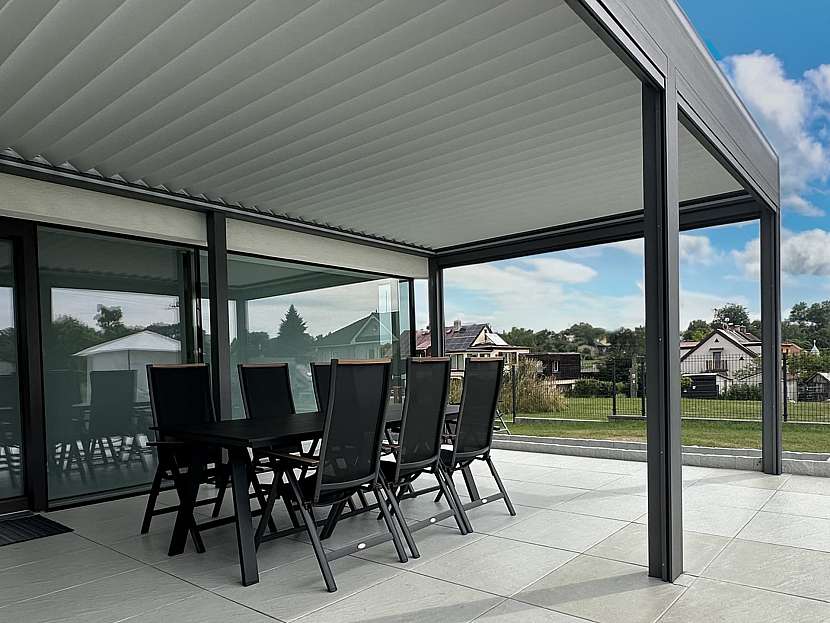 Zásadní roli hrají u bioklimatické pergoly naklápěcí hliníkové lamely ve střeše