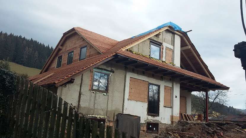 Na střeše je plastový šindel černý typ DDS.