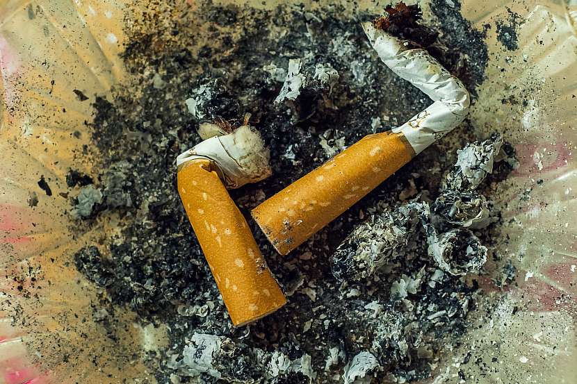 Ženy platí za každou cigaretu o 5 minut života víc než muži