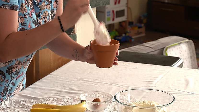 Do květináčů navrstvěte drobenku, krém a ovoce