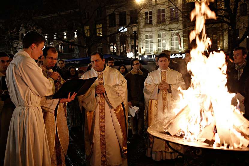 Zapalování ohňů je křesťanským zvykem