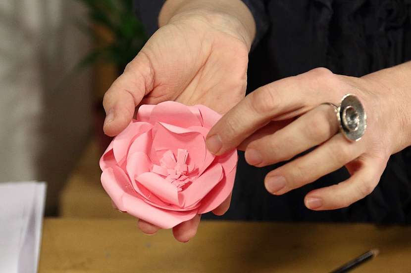 růžová papírová květina