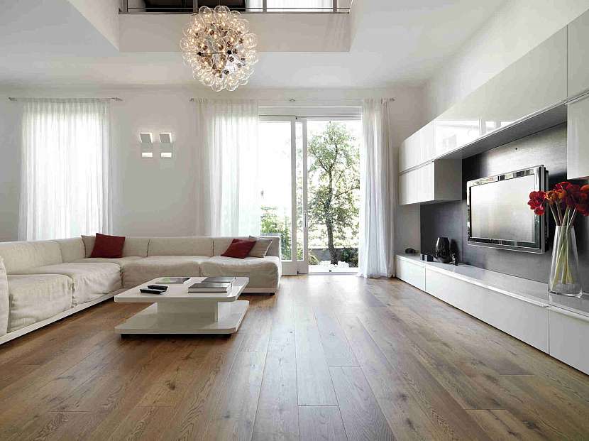 Dřevěná podlaha v obývacím pokoji