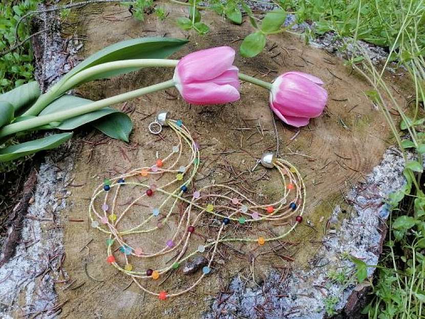 Vyrobte si svěží letní náhrdelník z rokajlu (Zdroj: Silva Pokorná)