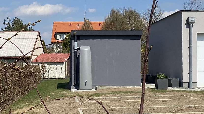 V tuto chvíli je nadzemní nádrž kompletně připravena pro akumulaci srážkové vody a její následné využití.