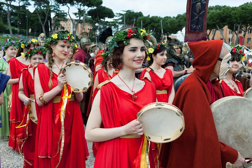 Římský festival byl spojen s veselím, hrami, žerty a maskami