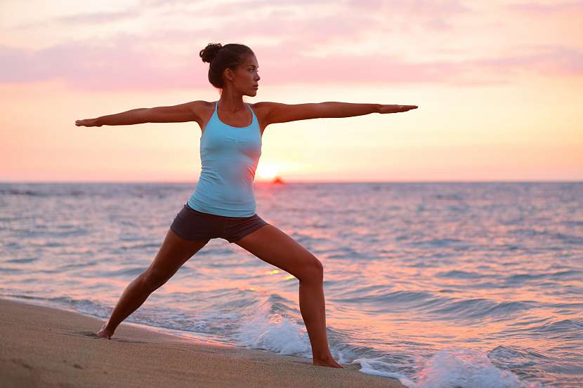 Do kondice se dostanete i s jógou, která si hravě poradí také se stresem (Zdroj: Shutterstock)