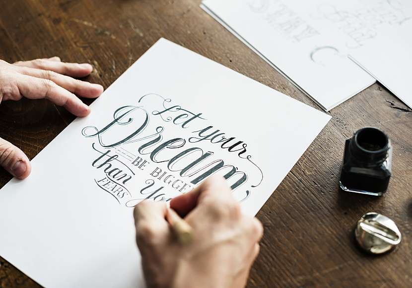 Moderní kaligrafie je hodně zjednodušená a uzpůsobena široké veřejnosti