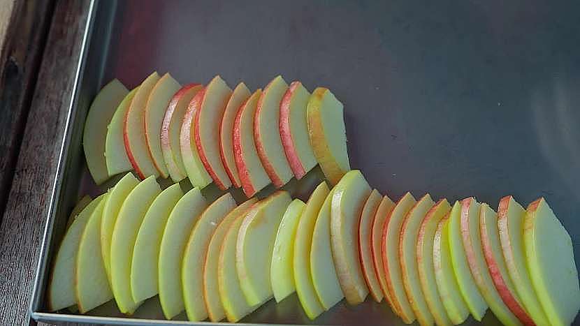 Jablka před lyofilizací je zapotřebí nakrájet na tenké plátky 