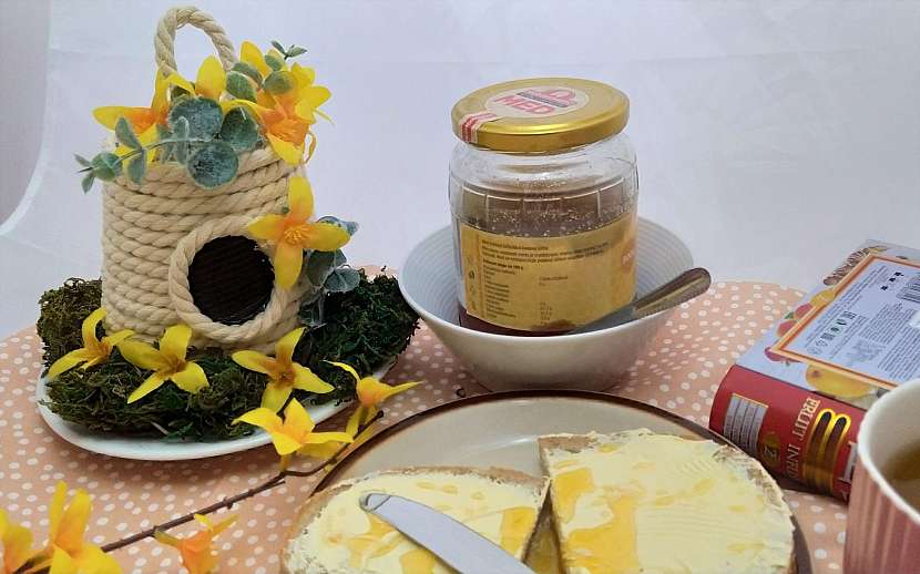 Včelí med je pouze jedním produktem, který od včel využíváme. Oslavte jejich existenci spolu s námi a vyrobte si pěknou dekoraci, která ozdobí váš domov (Zdroj: Adriana Dosedělová)