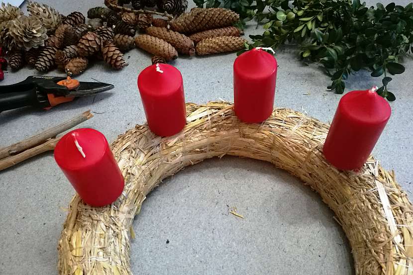 Červené adventní svíčky