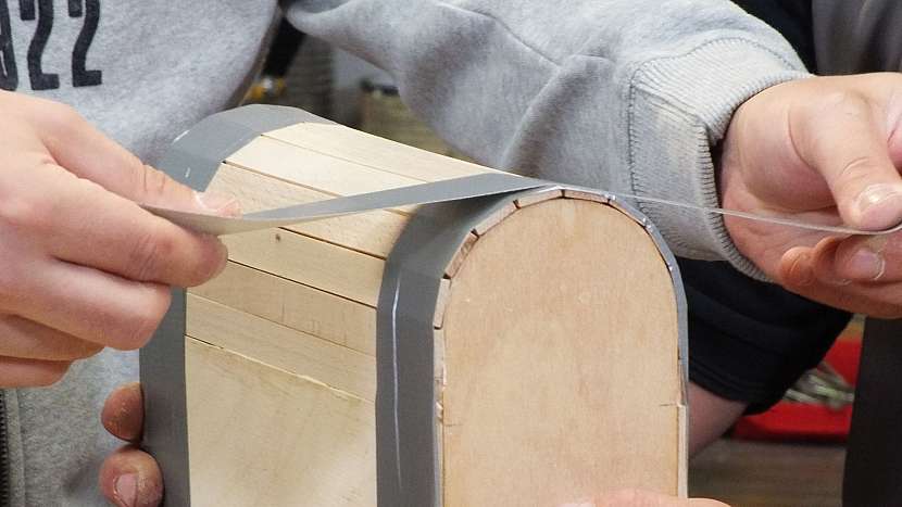 Jak se dělá dřevěný batoh: zaoblení po dobu lepení zafixujeme stříbrnou páskou