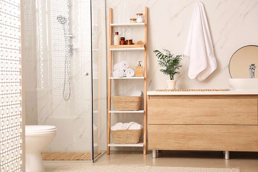 Koupelnový nábytek by měl poskytovat dostatek úložného prostoru pro všechny vaše potřeby, jako jsou ručníky, toaletní potřeby a čisticí prostředky
