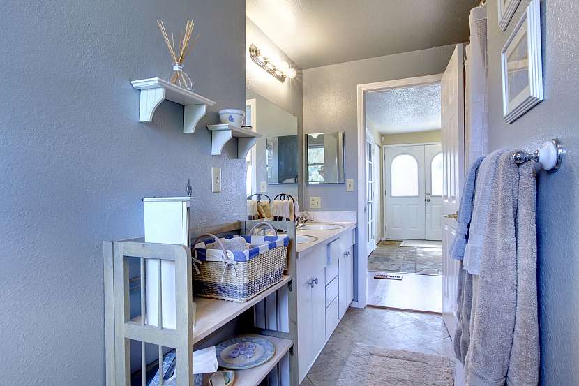 Úložné prostory v koupelně můžeme vhodně doplnit o různé druhy boxů a doplňků (Zdroj: Depositphotos.com)