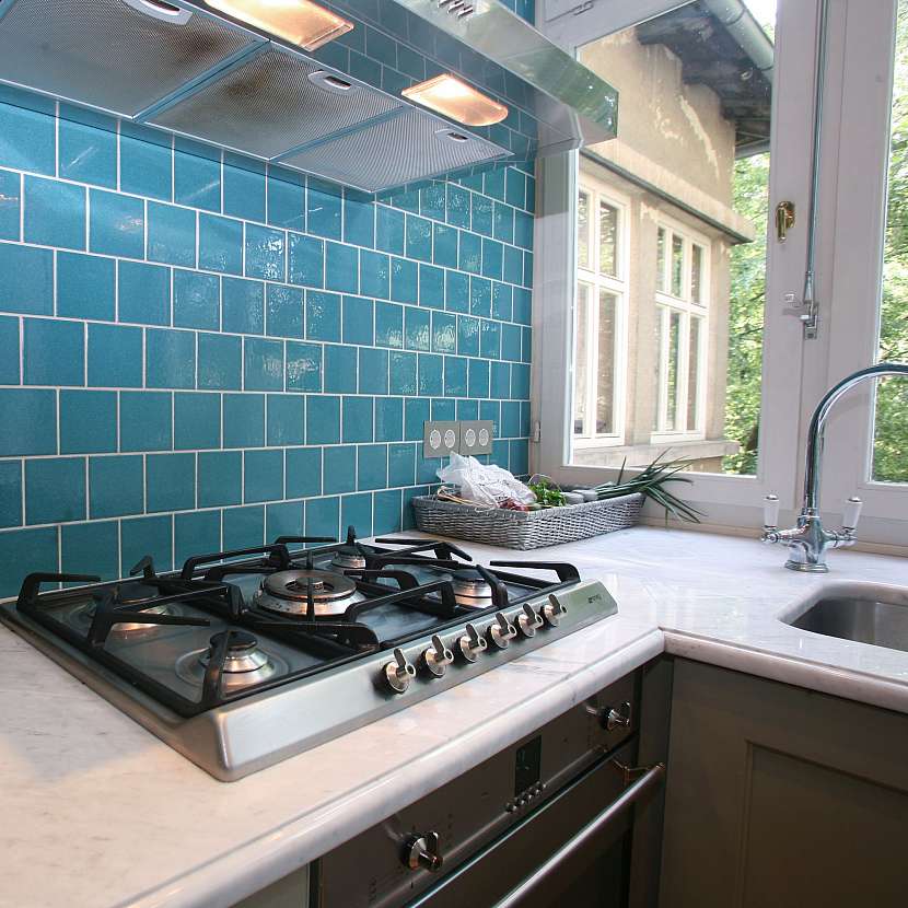 Obkladačky v kuchyni nemusí být pouze keramické, vhodné jsou i jiné speciální materiály (Zdroj: Depositphotos)
