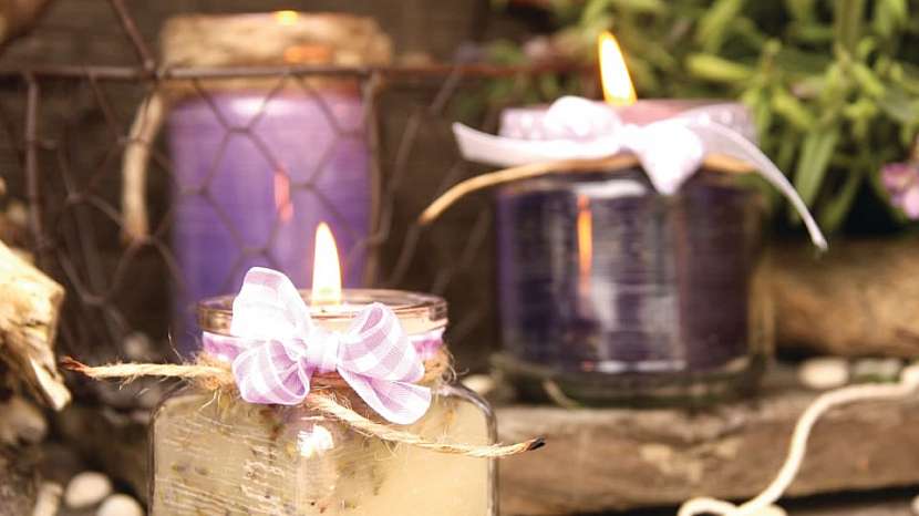 Vyrobte si levandulové svíčky ve skleničce (Zdroj: Nakladatelství Metafora)