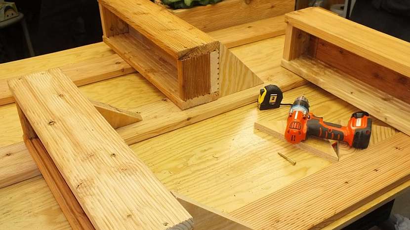 Zahrádka na stojato: připevníme truhlíky zezadu přes prkna