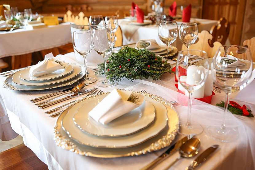 Slavnostně nazdobený stůl je začátkem pohoštění na Vánoce (Zdroj: Depositphotos)
