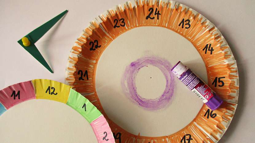 Papírové hodiny pro děti: přilepte oba talíře k sobě