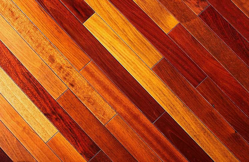 Dřevěná podlaha s krásnou texturou