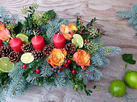 Adventní svícen last minute s růžemi a limetkou