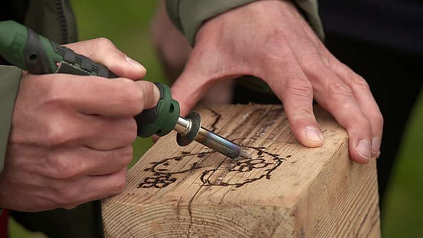 Na dekoraci použijte techniku pyrografie