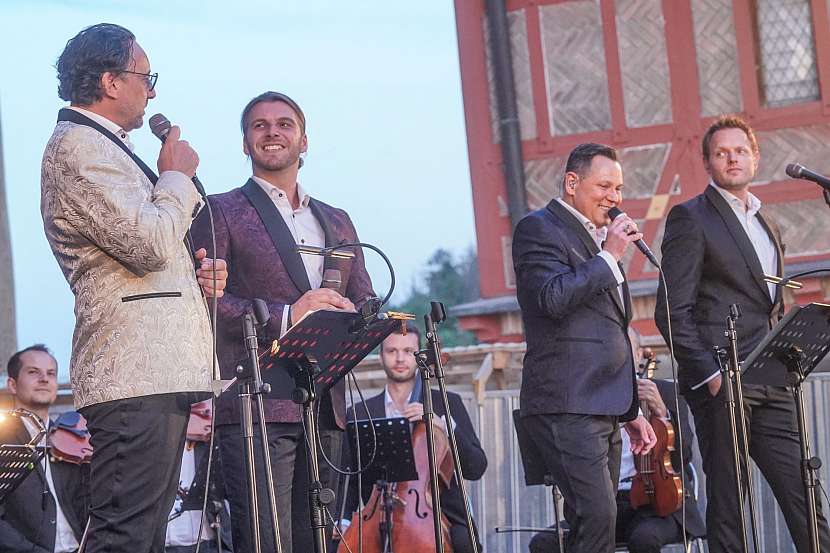 Nejsou jen skvělí zpěváci. 4 Tenoři umí vzít do ruky i pilu, nůžky nebo vrtačku