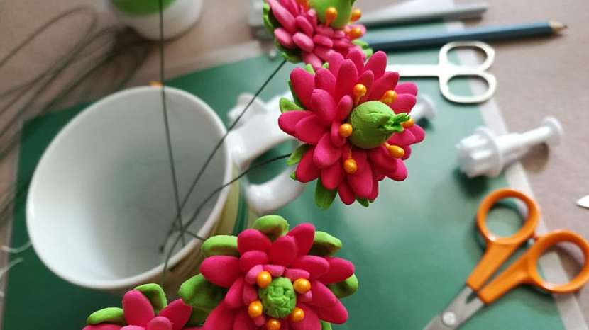 Jak vyrobit dekorativní květinky ze samotvrdnoucí hmoty 14