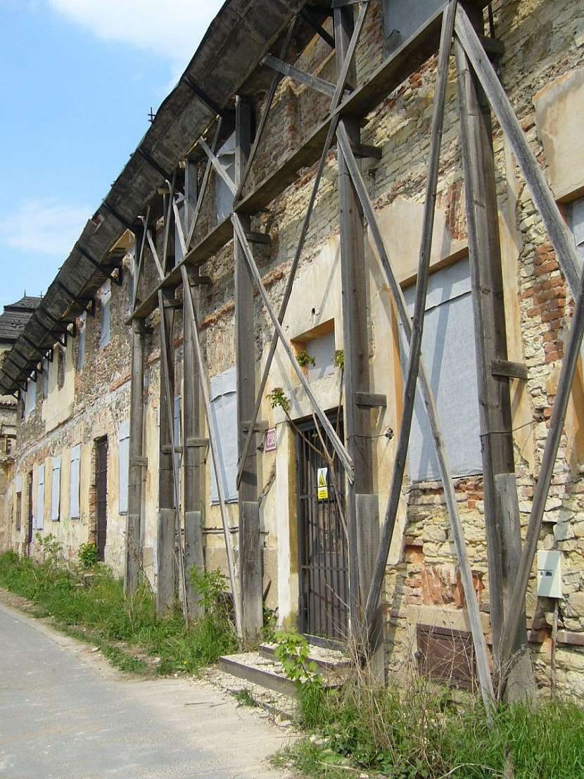 Areál panského statku ze 17. století, který od 80. let 20. století chátral a poslední ránu mu zasadily ničivé povodně.