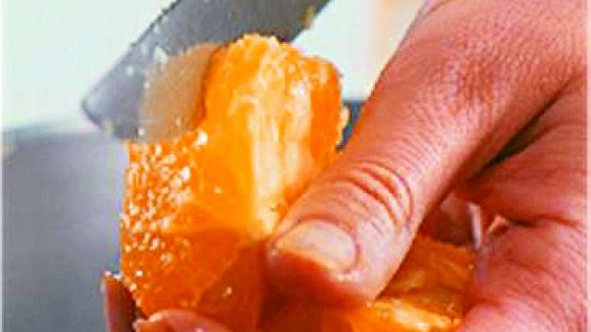Jak udělat z pomeranče filátka: opatrně vykrájíme pomerančová filátka