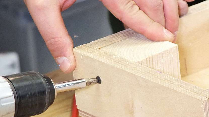 Jak vyrobit plastickou ozdobu: do rohu rámečku vložíme dřevěnou kostku