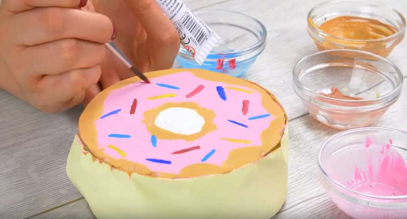 Namalujte barevný donut