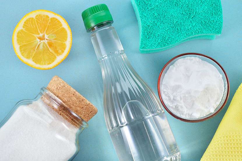 V hloubkovém čištění vám může pomoci jedlá soda, bílý ocet, peroxid vodíku i citronová šťáva