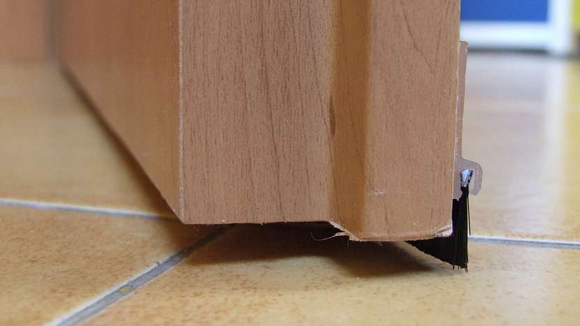 Problém s průvanem: kartáček utěsní spáru mezi hranou dveří a podlahou